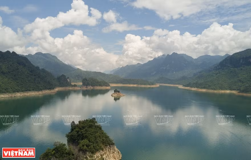  La beauté lyrique du lac. Photo: VietnamIllustré 