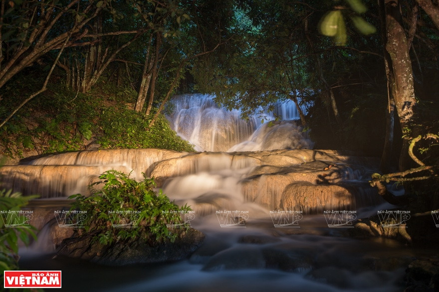  Une cascade proche du lac. Photo: VietnamIllustré