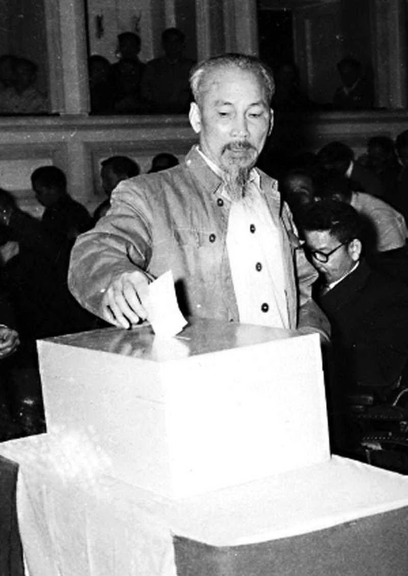  Le Président Ho Chi Minh au scrutin pour élire l’Assemblée nationale lors des élections en 1960. Photo : Archives/VNA