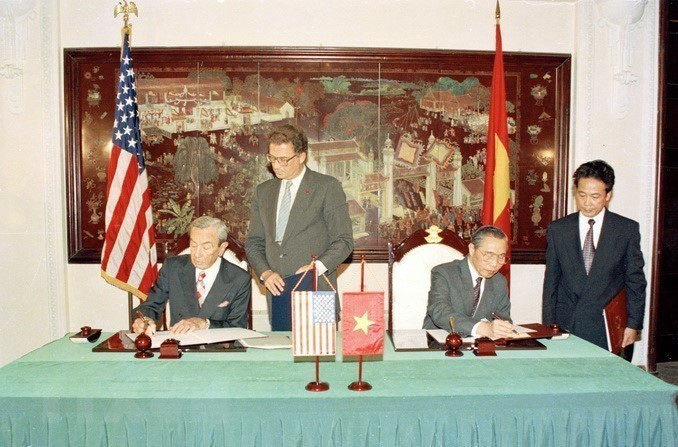  Le 5 août 1995, à Hanoï, le secrétaire d'État américain Warren Christopher et le ministre vietnamien des Affaires étrangères Nguyen Manh Cam signent le protocole sur l’établissement officiel des relations diplomatiques Vietnam – États-Unis. Photo: VNA