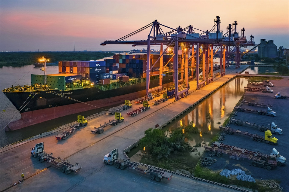  Situé dans un méandre de la rivière Dông Nai, placé sous la direction de la Compagnie générale de Tân Cang Saïgon, le port de Cat Lai est l'un des principaux ports de Hô Chi Minh-Ville. Il s’agit aussi du port de conteneurs le plus moderne du Vietnam. Photo : Vietnam Illustré