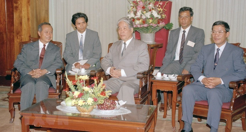  Le secrétaire général du Parti, Do Muoi (au milieu), reçoit les co-Premiers ministres du gouvernement national provisoire du Cambodge, le prince Norodom Ranariddh et Hun Sen, en août 1993, à Hanoï. Photo: VNA
