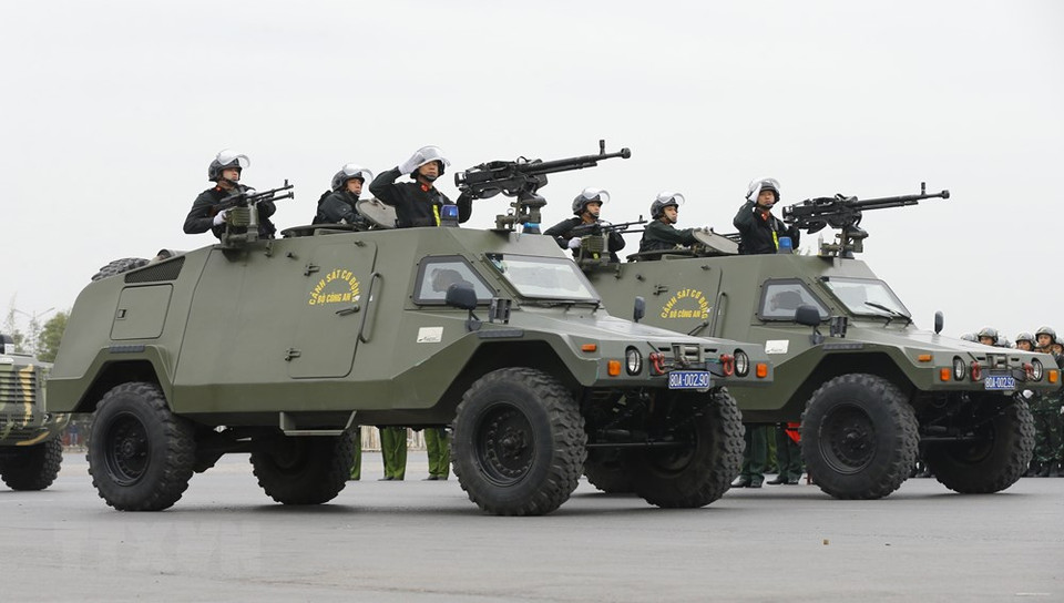  L'exercice présente différents scénarios hypothétiques sur la sécurité et la sûreté, y compris la lutte contre les terroristes et le sauvetage des otages. Photo: VNA 