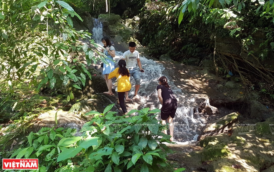  La chute d’eau de Mo, un haut lieu touristique du district de Na Hang. Photo: VietnamIllustré