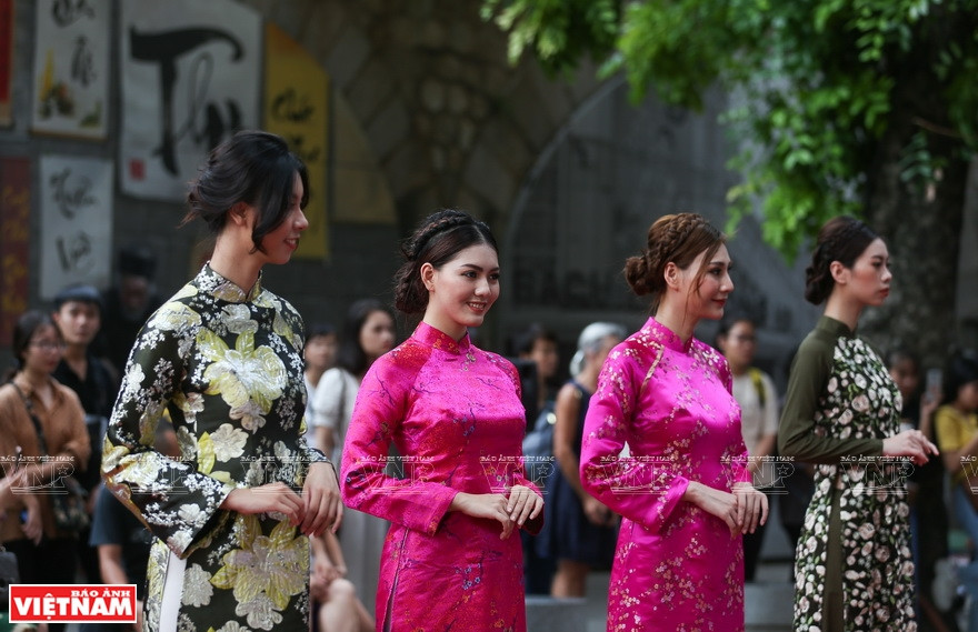  De génération en génération, les femmes vietnamiennes ont préservé leur habitude de porter la tunique fendue traditionnelle lors des fêtes importantes telles que Têt, fiançailles ou mariages.