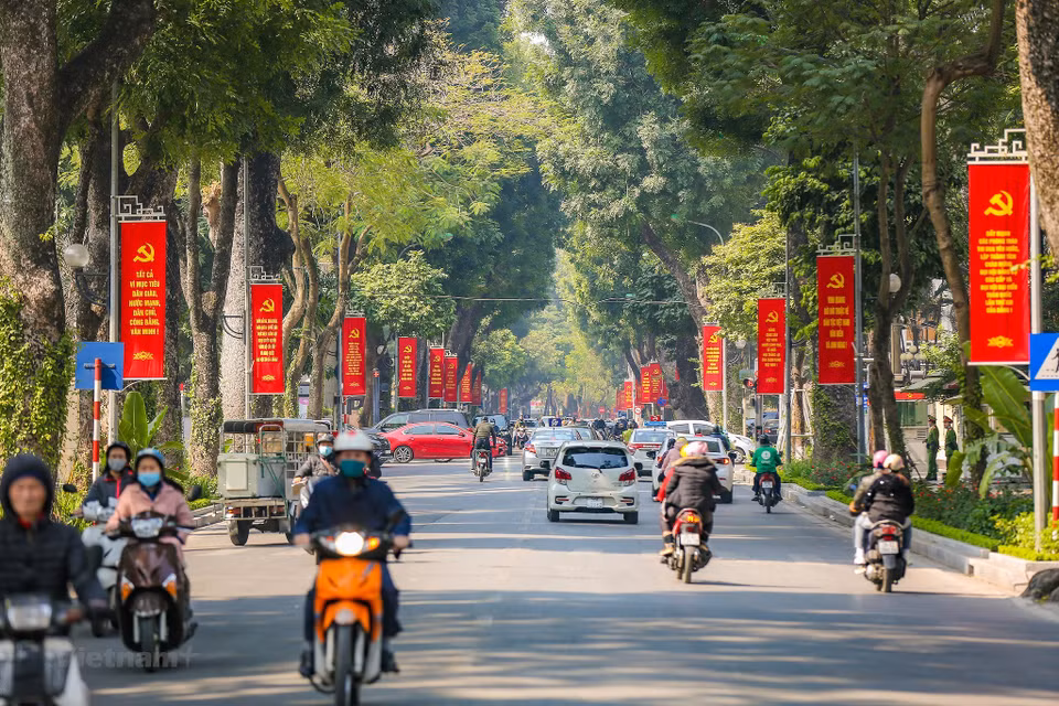  La décoration et la sensibilisation pour le 13e Congrès national du Parti ont été déployées par les organes compétents de Hanoï depuis quelques jours. Photo : Vietnamplus 
