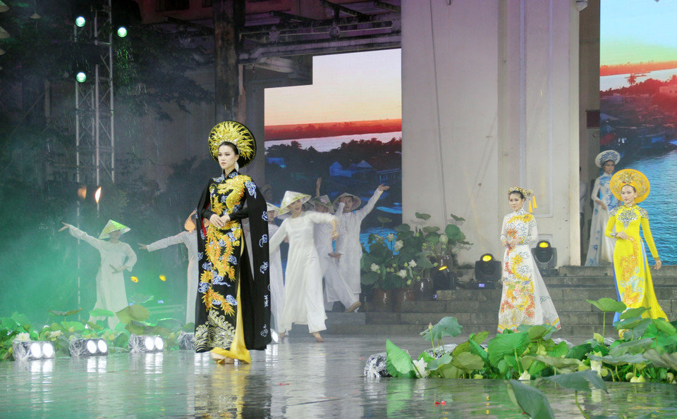  Les tailleurs sont méticuleux dans toutes les étapes de la confection : le choix des tissus, la mesure, la coupe, la couture, la décoration et enfin la vérification de la qualité du produit.