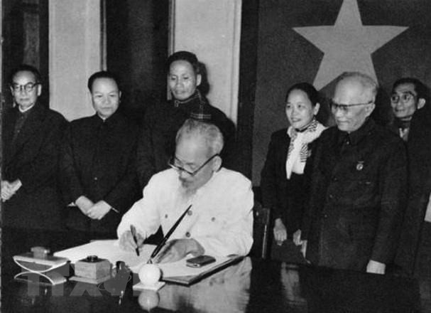  Le 1er janvier 1960, le Président Ho Chi Minh signe le décret proclamant la Constitution de 1959. Photo : Archives/VNA