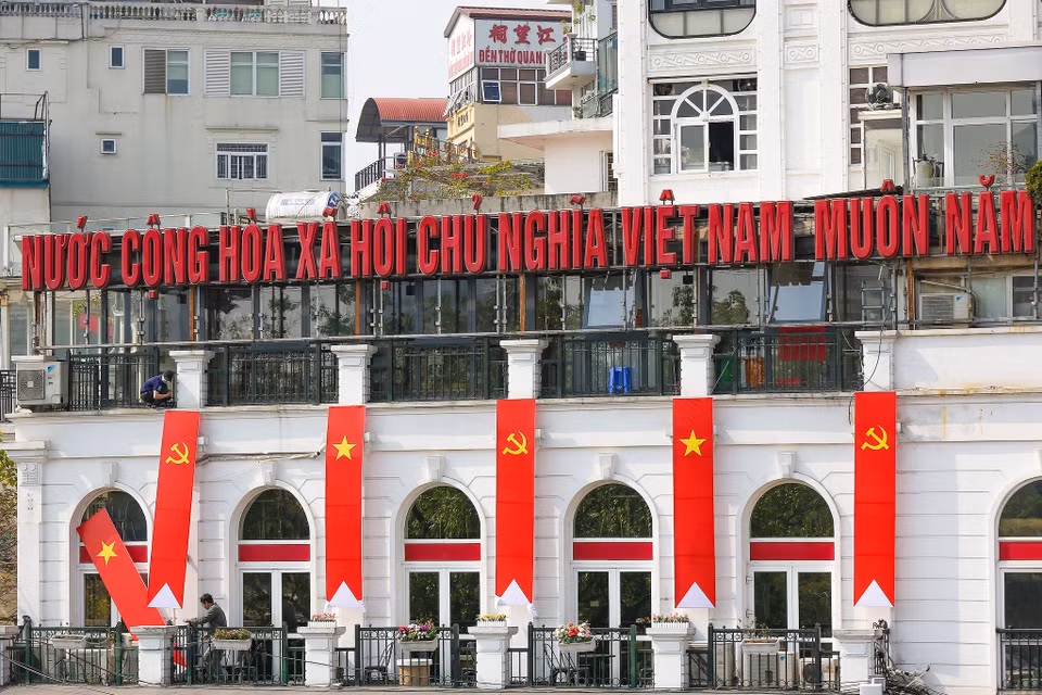  Les drapeaux le long des rues principales pour célébrer le 13e Congrès national du Parti. Photo : Vietnamplus 