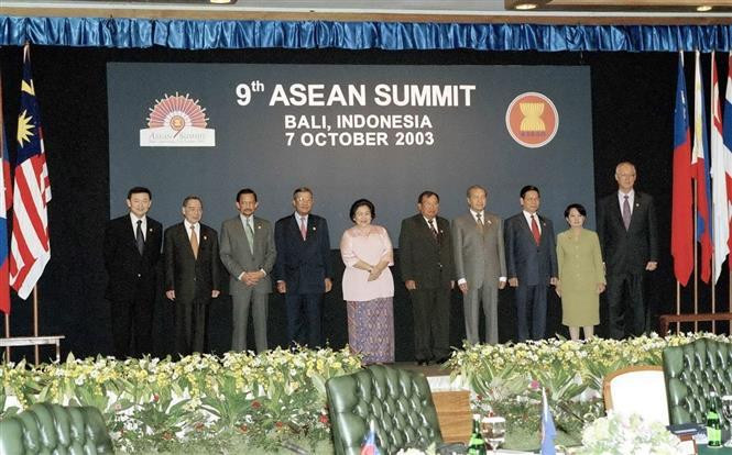  Le Premier ministre Phan Van Khai (2e, gauche) et les chefs des délégations à la cérémonie d'ouverture du 9e Sommet de l'ASEAN, le 7 octobre 2003, à Bali, en Indonésie. Photo: VNA