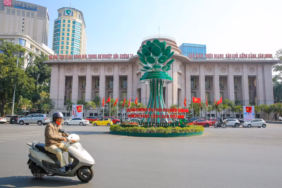  De panneaux d’affichage grand format ont été installés sur plusieurs axes routiers importants de la ville. Photo : Vietnamplus 
