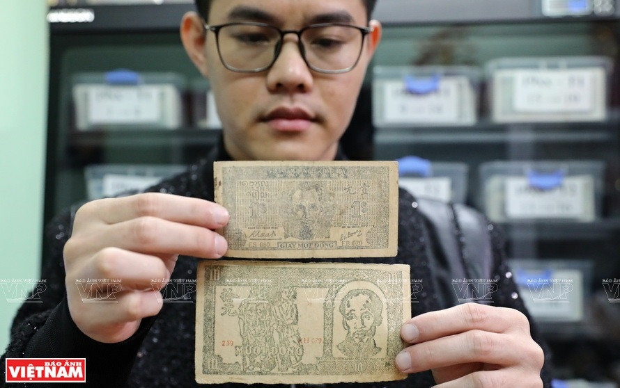  Un billet d’un dông au Nord émis dans la période 1946-1948 est le premier ayant l’image de l’Oncle Hô, et l’autre d’une valeur de 10 dôngs est émis en 1948. Photo: Vietnam Illustré