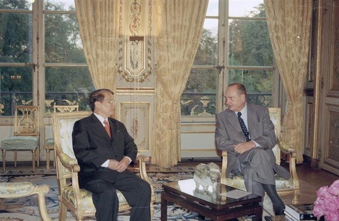  Le président français Jacques Chirac (droite) s'entretient avec le président Tran Duc Luong dans le cadre de sa visite officielle en France le 28 octobre 2002. Photo: VNA
