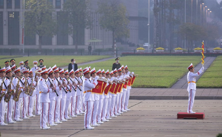  La troupe de musique de l'Armée populaire du Vietnam joue de la musique au mausolée du Président Hô Chi Minh. Photo : VNA