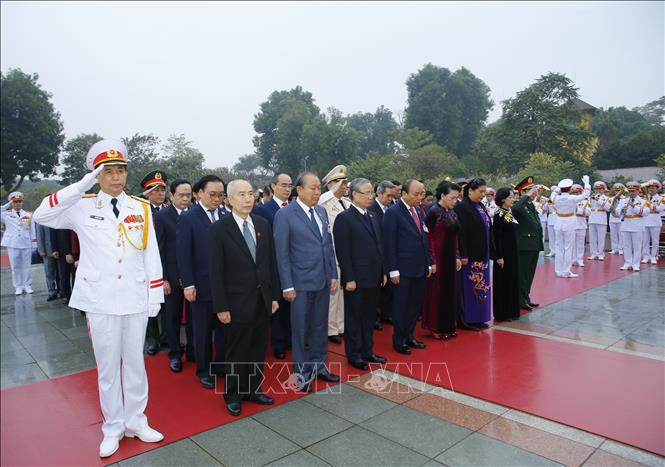  Les dirigeants du Parti et de l’État du Vietnam et des délégués ont rendu hommage aux Héros morts pour la Patrie à la rue Bac Son, à Hanoï. Photo : VNA