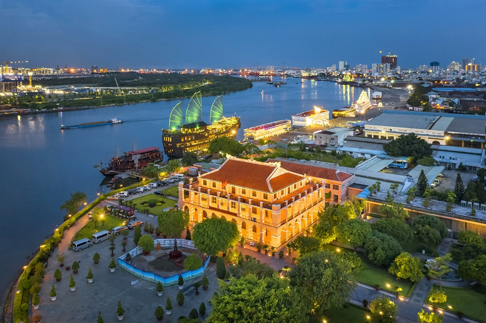  Construite en 1864, la Maison du Dragon (Bên Nhà Rông) se trouvait sur le port maritime de Saïgon-Gia Dinh. Nguyên Tât Thành, qui deviendra plus tard le Président Hô Chi Minh, quitta la Maison du Dragon pour monter à bord du paquebot Amiral Latouche Tréville, entama son périple à la recherche du salut national. Cet endroit est actuellement une attraction touristique. Photo : Vietnam Illustré