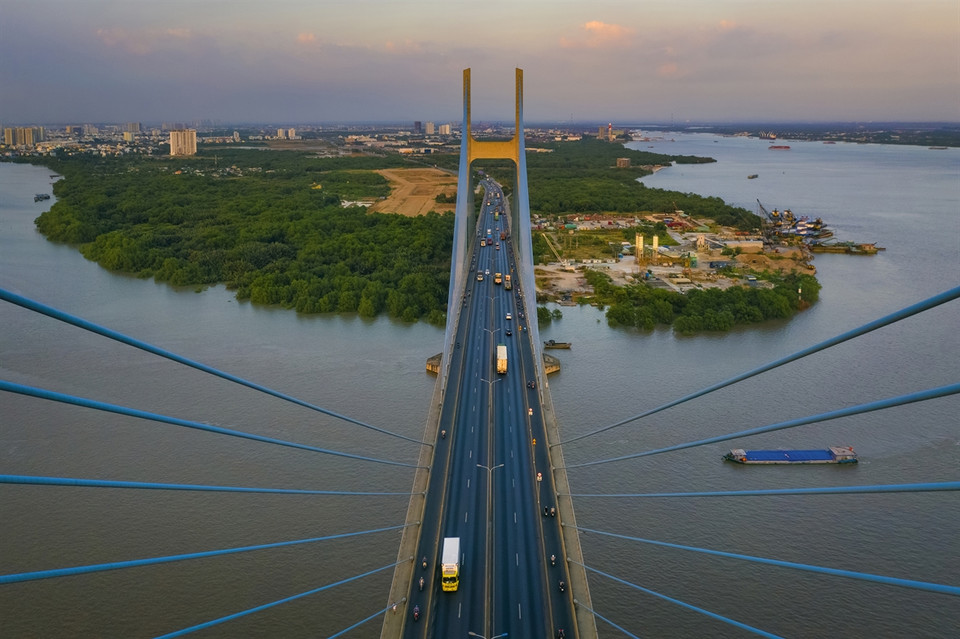  Enjambant le fleuve Saïgon, le pont de Phu My, qui relie les 2e, 7e et 9e arrondissements, a été inauguré en 2009. Il s’agit du plus grand pont à hauban de Hô Chi Minh-Ville. Photo : Vietnam Illustré