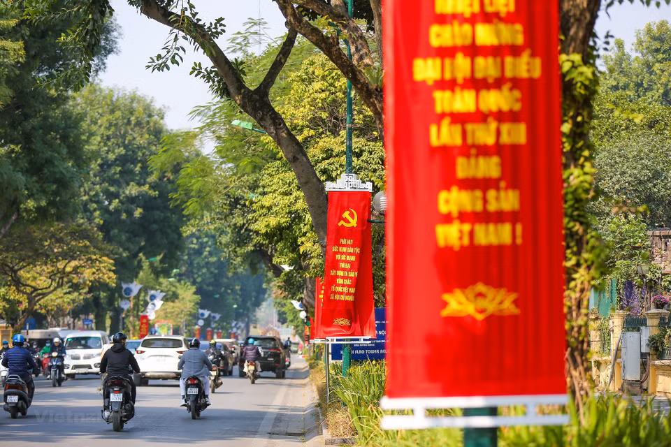  Auparavant, pour préparer le 13e Congrès du Parti, le Comité populaire de Hanoï a chargé le service municipal de la Construction de présider et de coordonner avec les agences compétentes pour surveiller la décoration des rues, des parcs, et l’assainissement de l’environnement. Photo : Vietnamplus 