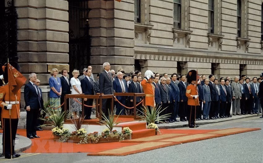  Pendant la période 1991-1996, le Vietnam a mis en place une politique extérieure indépendante, autonome, diversifiée et multilatérale dans les relations internationales. Photo: Cérémonie d'accueil du Premier ministre vietnamien Vo Van Kiet en visite officielle au Royaume-Uni, le 5 juillet 1993. 