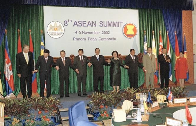  Le Premier ministre Phan Van Khai (3e, gauche) participe au 8e Sommet de l'ASEAN qui a eu lieu les 4 et 5 novembre 2002, à Phnom Penh, au Cambodge. Photo: VNA