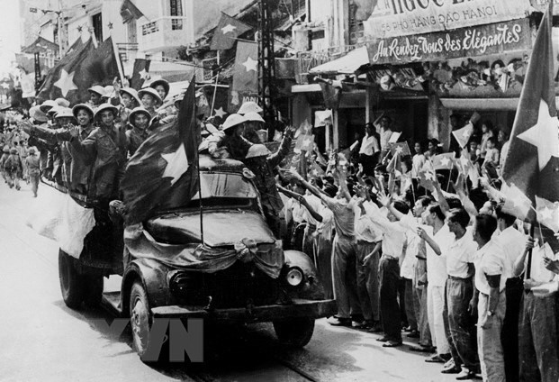  Le 10 octobre 1954, des unités de l'Armée populaire du Vietnam entrent dans la capitale pour prendre en charge Hanoï. Photo : Archives/VNA