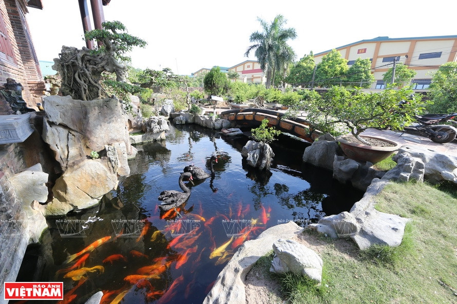  A la visite du village de créatures de Hong Van, les touristes peuvent visiter, explorer les caractéristiques uniques et l'expérience globale de tous les types de tourisme ici, sourtout l’éco-tourisme et l’artisanat. Photo: Vietnam Illustré