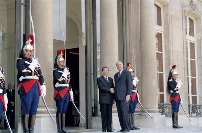  Le président français Jacques Chirac (droite) reçoit le secrétaire général du Parti communiste du Vietnam, Nong Duc Manh, en visite officielle en France, le 6 juillet 2005, dans le Palais de l'Elysée, à Paris. Photo: VNA