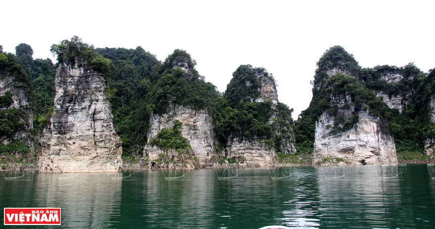  Une baie d’Halong miniature formée par des montagnes calcaires. Photo: VietnamIllustré 