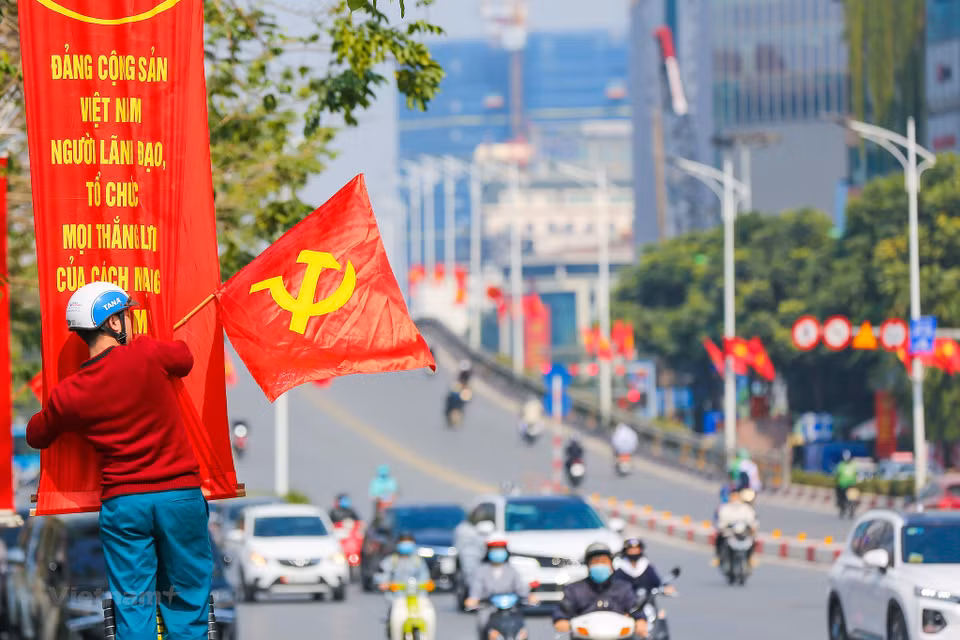  Les drapeaux célébrant le 13e Congrès national du Parti le long de la rue Nguyen Chi Thanh. Photo : Vietnamplus 