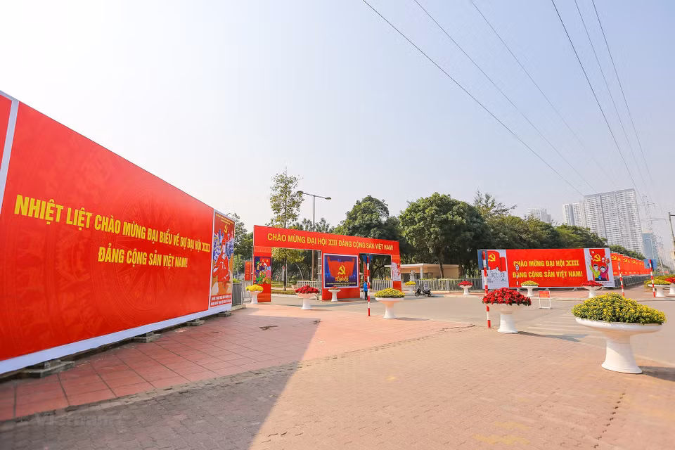  De panneaux d’affichage grand format et de drapeaux devant le Centre national des conférences de Hanoï. Photo : Vietnamplus 