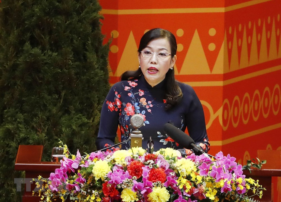  Mme Nguyen Thanh Hai, membre du secrétariat du 13e Congrès national du Parti, lit la liste des Partis politiques, des organisations et des amis internationaux qui ont envoyé des messages de félicitations pour le succès du 13e Congrès national du Parti. Photo : VNA