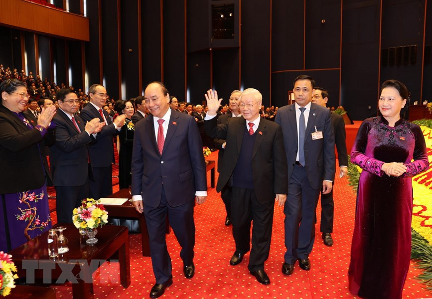  Le secrétaire général du Parti et président vietnamien, Nguyen Phu Trong (2e, gauche), le Premier ministre Nguyen Xuan Phuc, la présidente de l’Assemblée nationale Nguyen Thi Kim Ngan à la réunion préparatoire du 13e Congrès national du Parti. Photo : VNA