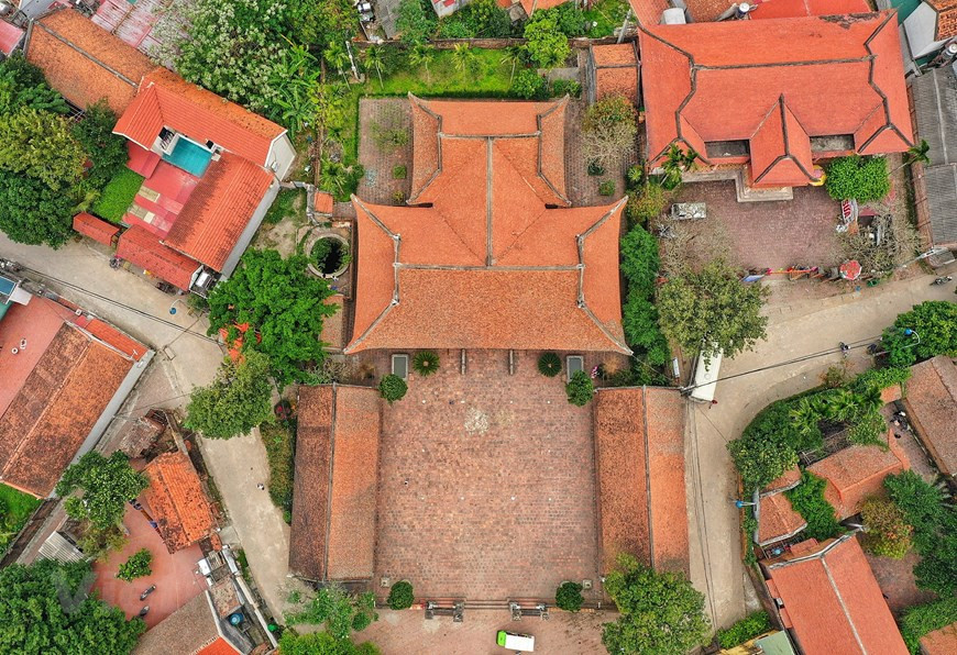  D'une superficie d'environ 1 800 m², le temple de Mong Phu est construit en 1533 sous la dynastie du roi Mac Dang Doanh. Le temple a été rénové plusieurs fois, en conservant encore son architecture et sa sculpture originales. Photo: Vietnam+