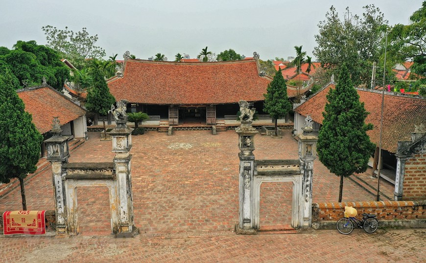  Le temple comprend ''Nghi môn'' (porte principale), la cour, ''Tả mạc'' (chambre sur le côté gauche), ''Hữu mạc'' (chambre sur le côté droit) et ''Đại đình'' (chambre principale). À l’extérieur du temple (à droite de la porte du temple) se trouve la chambre ''Xích hậu''. Photo: Vietnam+