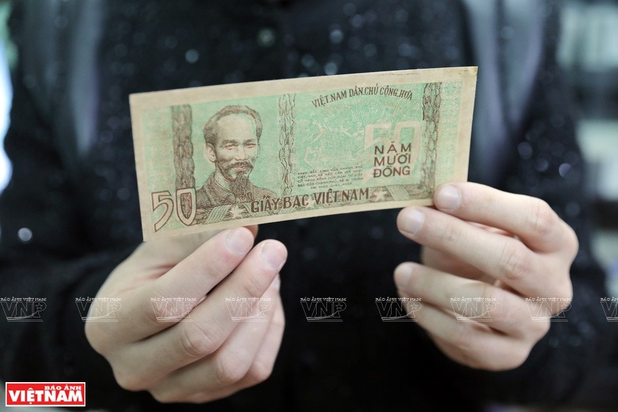  Un billet de 50 dôngs émis en 1949 est le seul billet à l’image de l’Oncle Hô qui sourit. Photo: Vietnam Illustré
