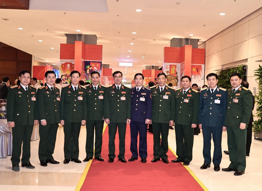  Des délégués de l’organisation du Parti de l’Armée populaire du Vietnam avant la réunion préparatoire du 13e Congrès national du Parti. Photo : VNA