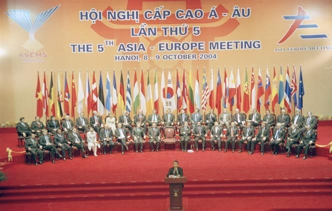  Le Vietnam a organisé avec succès de nombreux grands événements internationaux après son adhésion à l'ASEAN en 1995, dont le 5e Sommet Asie-Europe (ASEM 5) se déroule les 8 et 9 octobre 2004, à Hanoï. Photo: VNA
