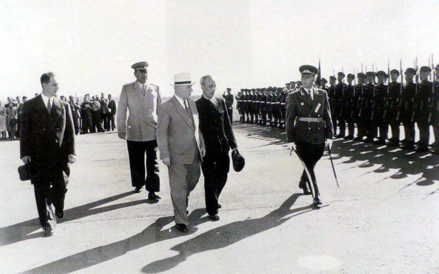  Le 12 juillet 1955, à l'aéroport de Moscou, le président du Présidium du Soviet suprême de l'Union soviétique Kliment Vorochilov préside la cérémonie d'accueil du Président Ho Chi Minh en visite d'amitié officielle dans l'Union soviétique. Photo : Archives/VNA