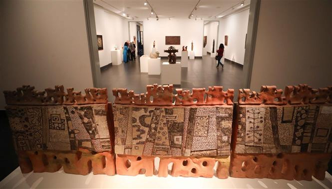  Une cinquantaine d’œuvres exposées ont été réalisées par divers artistes formés à l’École des Beaux-arts de l’Indochine ainsi qu’à l’École des Beaux-arts du Vietnam. Photo : VNA