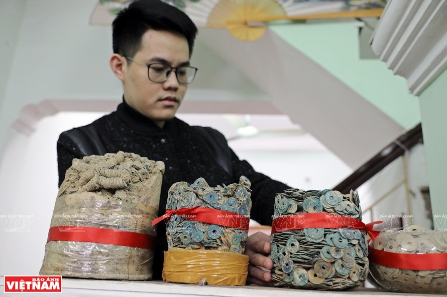  Les pots de pièces de monnaies de Hung Ba sont exposés à sa maison. Photo: Vietnam Illustré