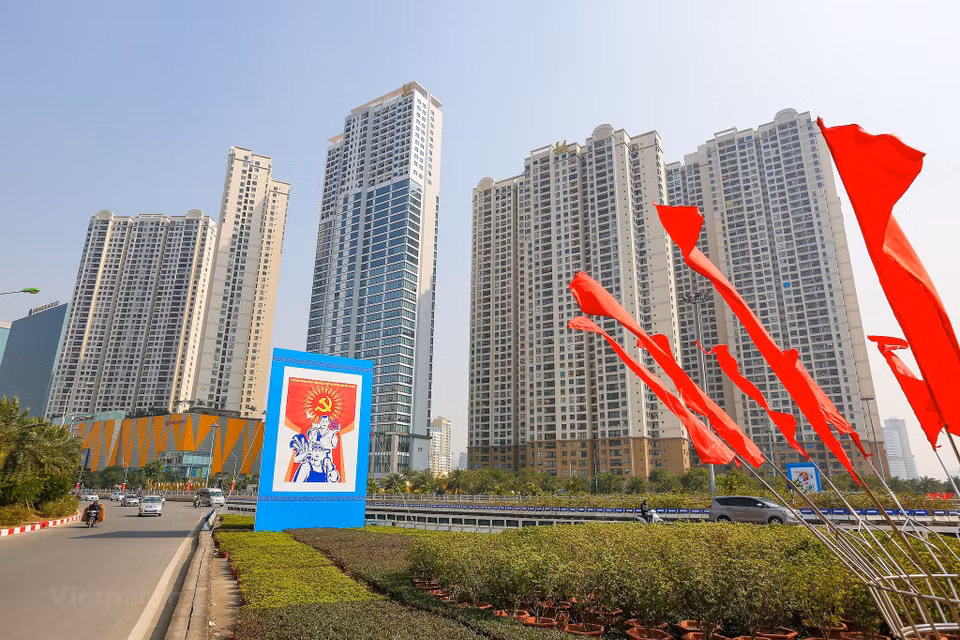  Des panneaux et affiches sont installés devant de nouveaux ouvrages de la capitale. Photo : Vietnamplus 