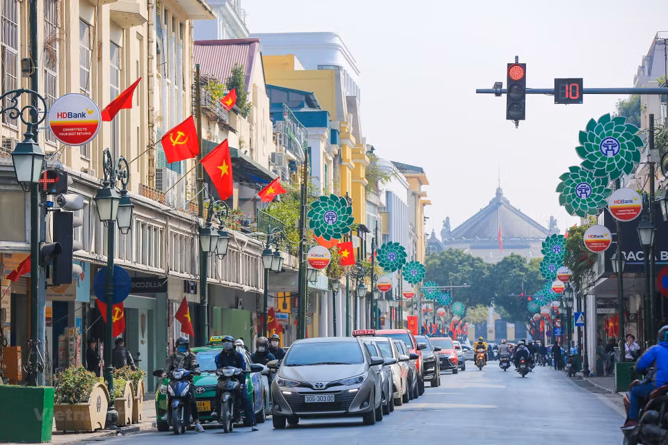 Les rues principales de la capitale sont décorées de drapeaux et fleurs. Photo : Vietnamplus 