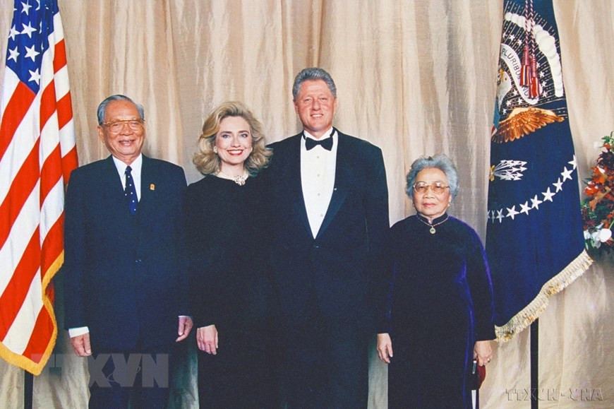  Le président de l'État Le Duc Anh (1er à partir de la gauche) rencontre le président américain Bill Clinton, en octobre 1995, lors de sa visite à New York pour assister à la cérémonie marquant le 50e anniversaire de l’Organisation des Nations Unies. Il s’agit de la première visite d’un chef d'État vietnamien aux États-Unis. Photo: VNA