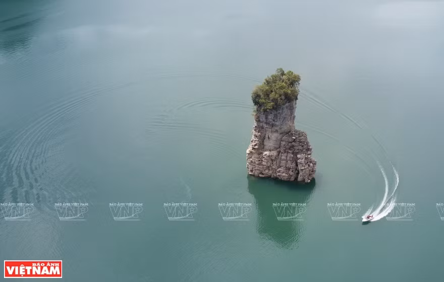  Le lac est célèbre pour sa montagne ''Coc Vai Pha'', qui signifie en langue de l’ethnie Tay ''le pal qui sert à attacher les buffles du Dieu'', qui émerge du lac. Photo: VietnamIllustré 