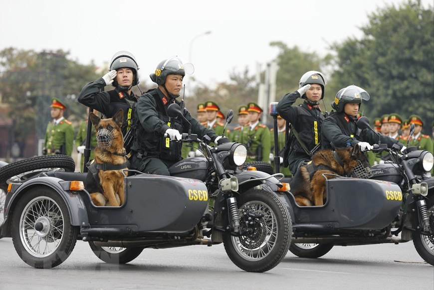  La Police mobile et les chiens renifleurs lors de la cérémonie d’exercices. Photo: VNA