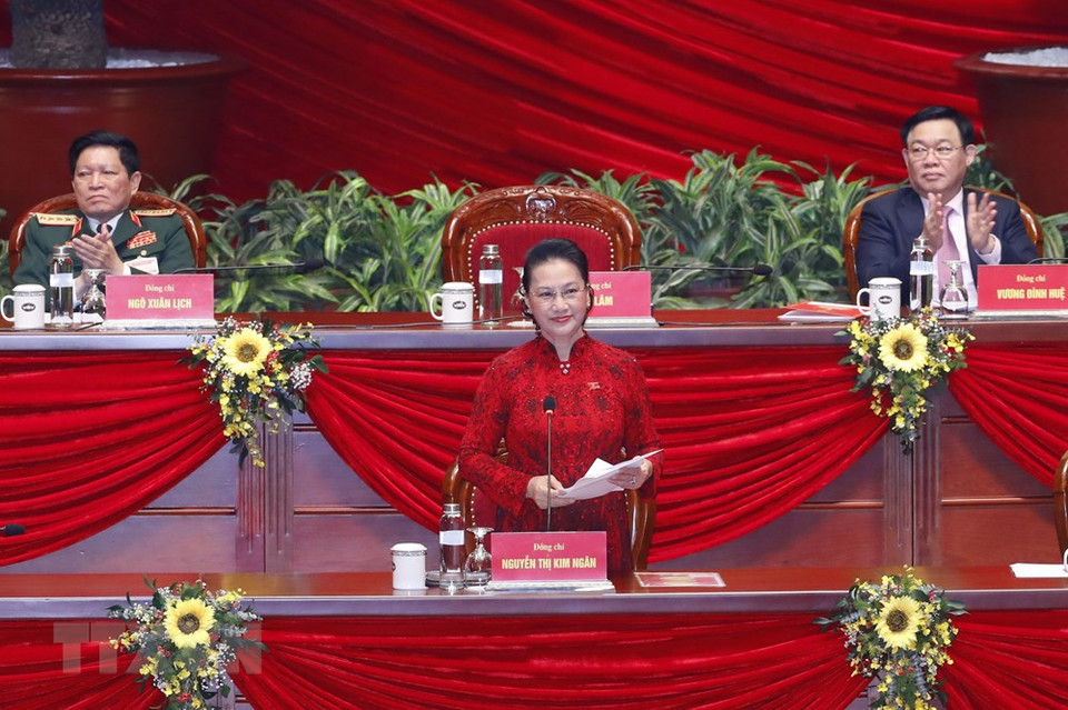  Au nom du présidium, la présidente de l’Assemblée nationale, Nguyen Thi Kim Ngan, préside la cérémonie de clôture du 13e Congrès national du Parti communiste du Vietnam. Photo : VNA