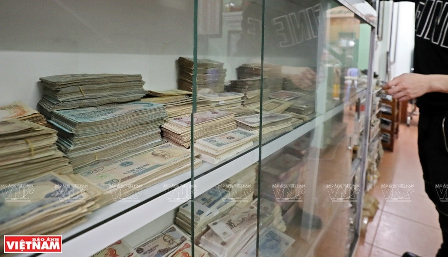  Il y a 11 ans, Hung Ba a débuté sa collection avec seulement 500 000 dôngs quand il était étudiant. A ce jour, il possède une collection originale de vieilles monnaies avec un capital estimé à des milliards de dôngs. Photo: Vietnam Illustré
