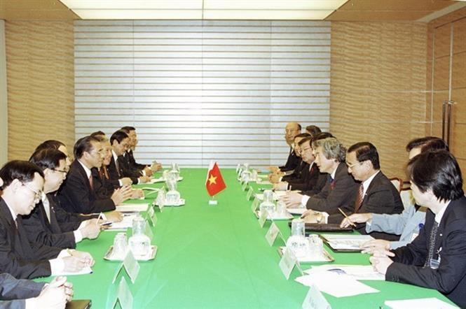  Entretien entre le secrétaire général du Parti communiste du Vietnam, Nong Duc Manh, et le Premier ministre japonais Koizumi Junichiro lors de sa visite officielle au Japon, en octobre 2002. Photo: VNA