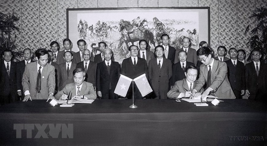  Le Secrétaire général du Parti Do Muoi et le président du Conseil des ministres Vo Van Kiet effectuent une visite en Chine du 5 au 10 novembre 1991, marquant la normalisation des relations entre les deux pays. Photo : Signature de l'Accord commercial Chine-Vietnam et de l'Accord temporaire sur le règlement des problèmes frontaliers Chine-Vietnam, le 7 novembre 1991 à Pékin. 