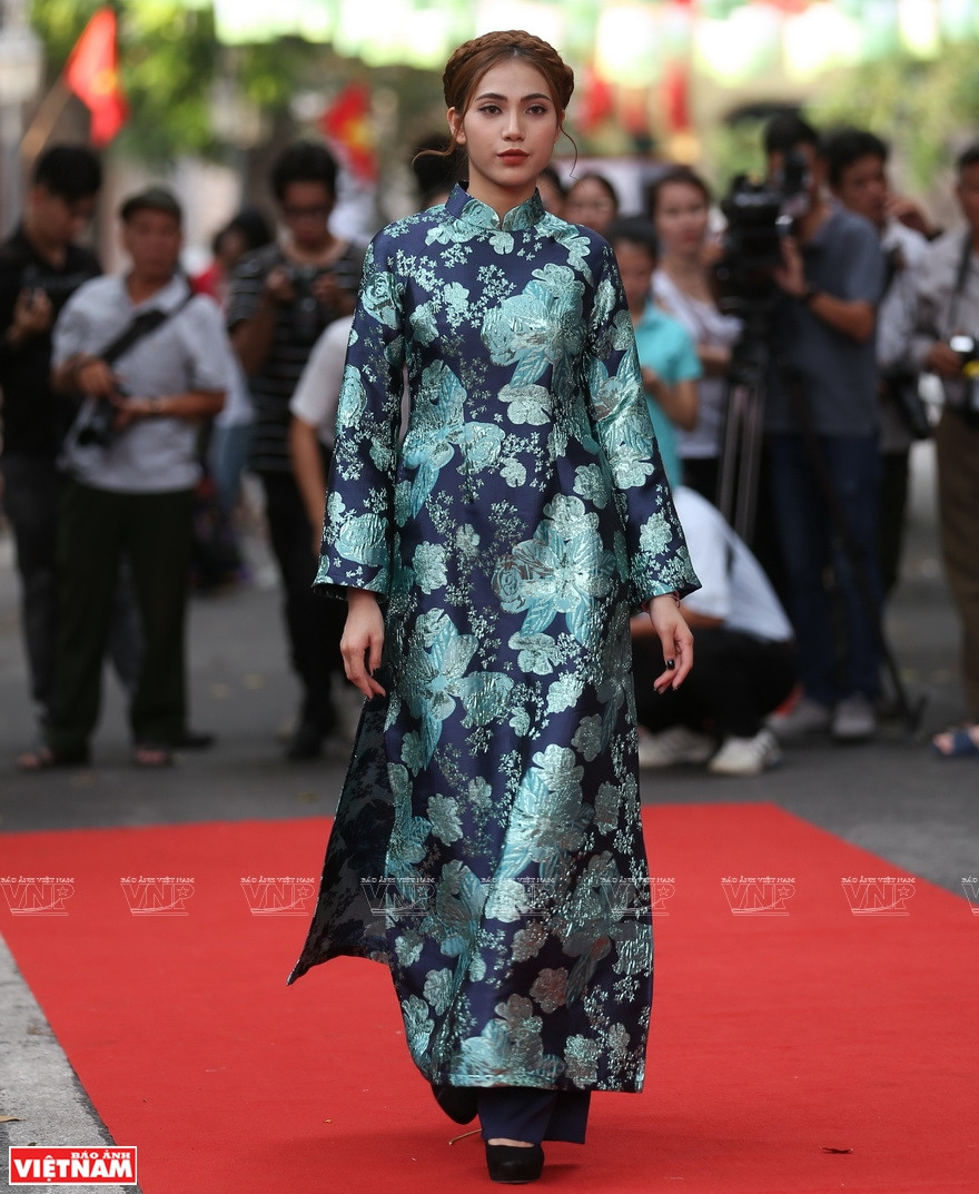  L’ao dai a sa propre façon de mettre en valeur la beauté du corps. La partie supérieure épouse le corps mais deux pans, devant et derrière, tombent doucement de part et d’autre du corps. Les pans sont ouverts sur les côtés à partir de la taille, permettant de se sentir à l’aise et de suggérer toute l’élégance de la porteuse.